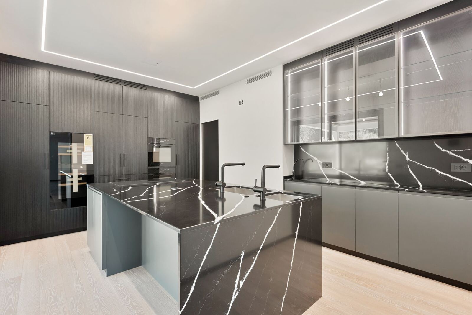 Cucina di design con isola in granito nero assoluto