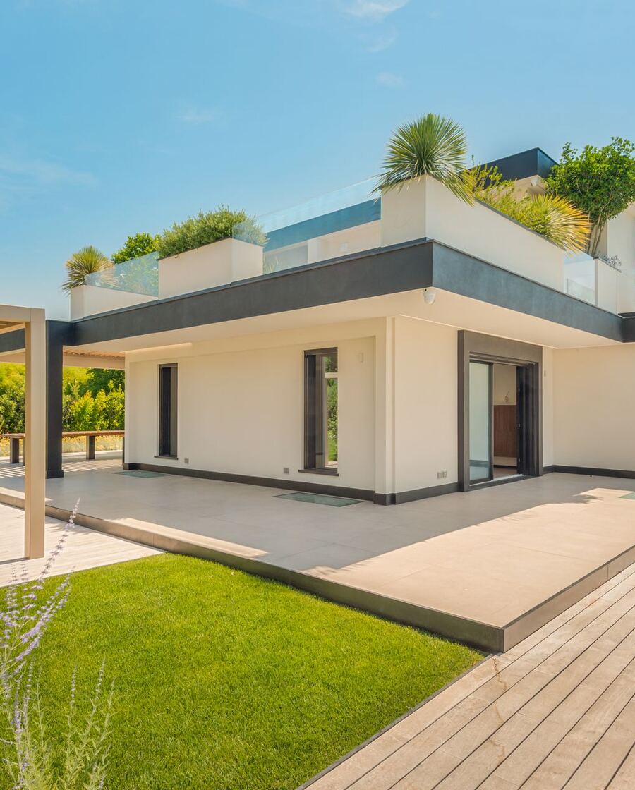 Facciata della villa moderna a Pietrasanta con giardino pensile