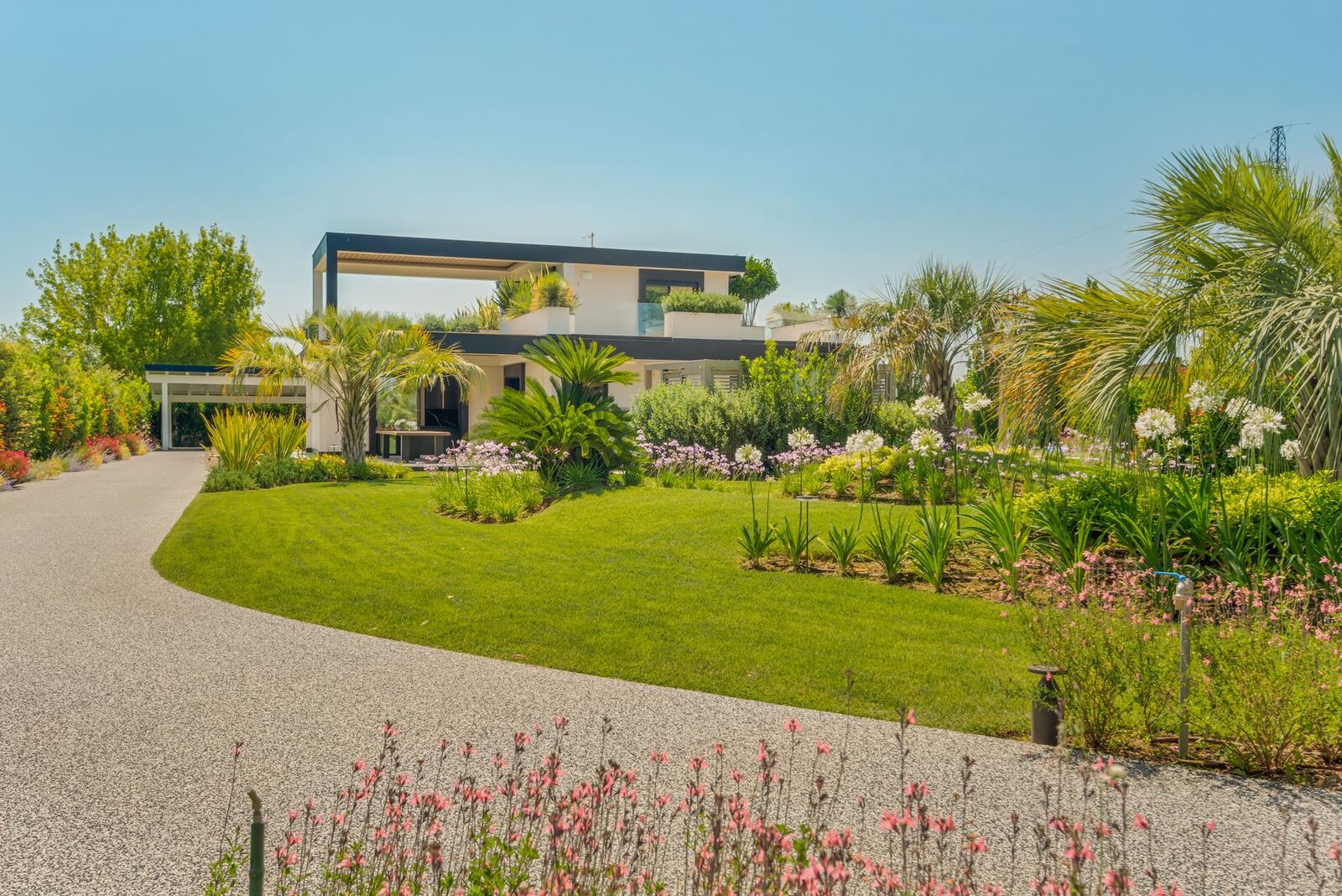 Il giardino curato con essenze mediterranee
