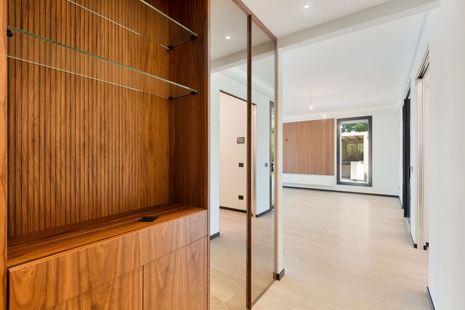 Ingresso della villa con boiserie in legno