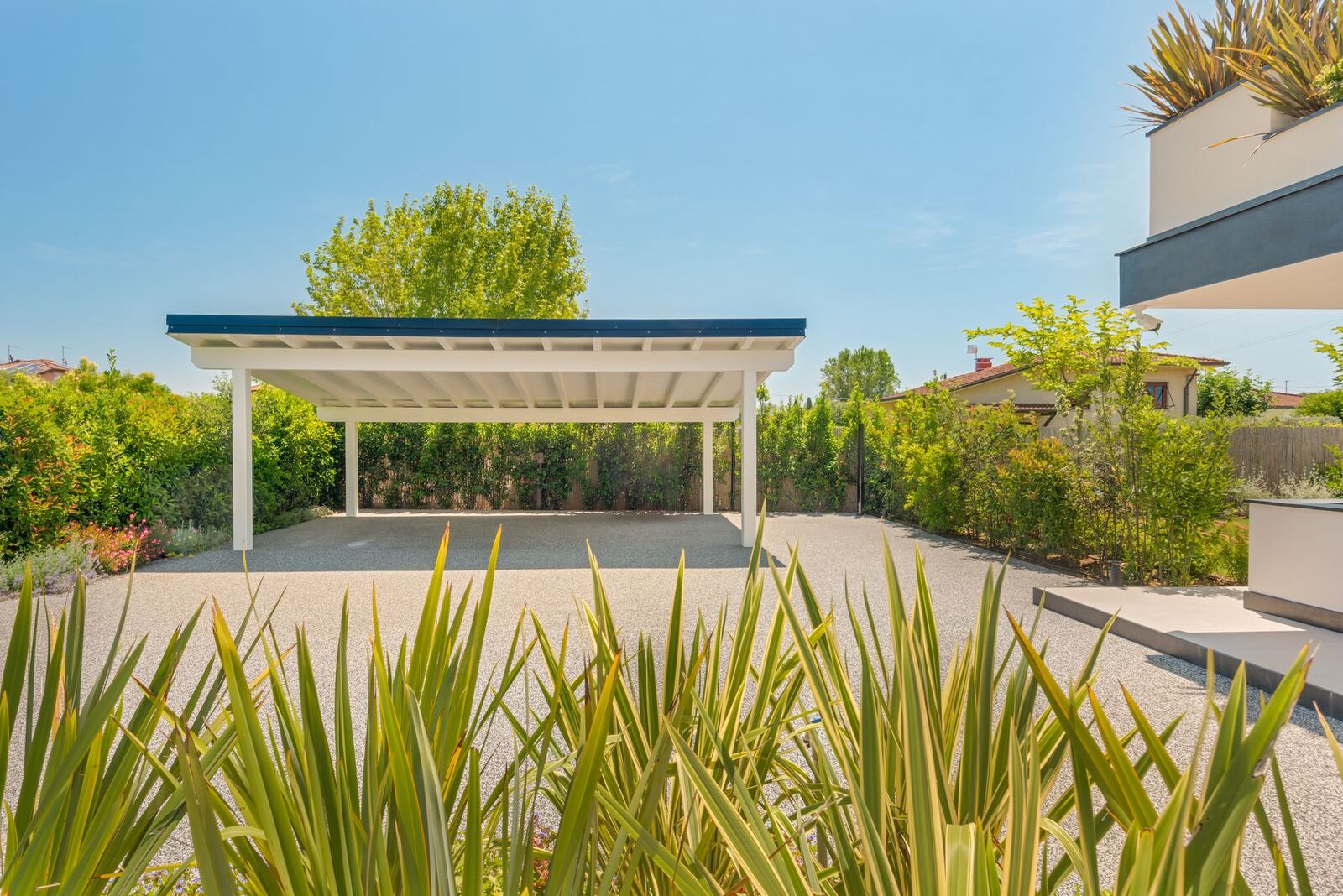 Zona relax sotto il pergolato accanto alla piscina