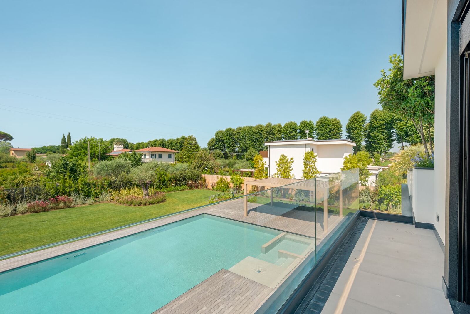 Piscina della villa vista dalla terrazza panoramica