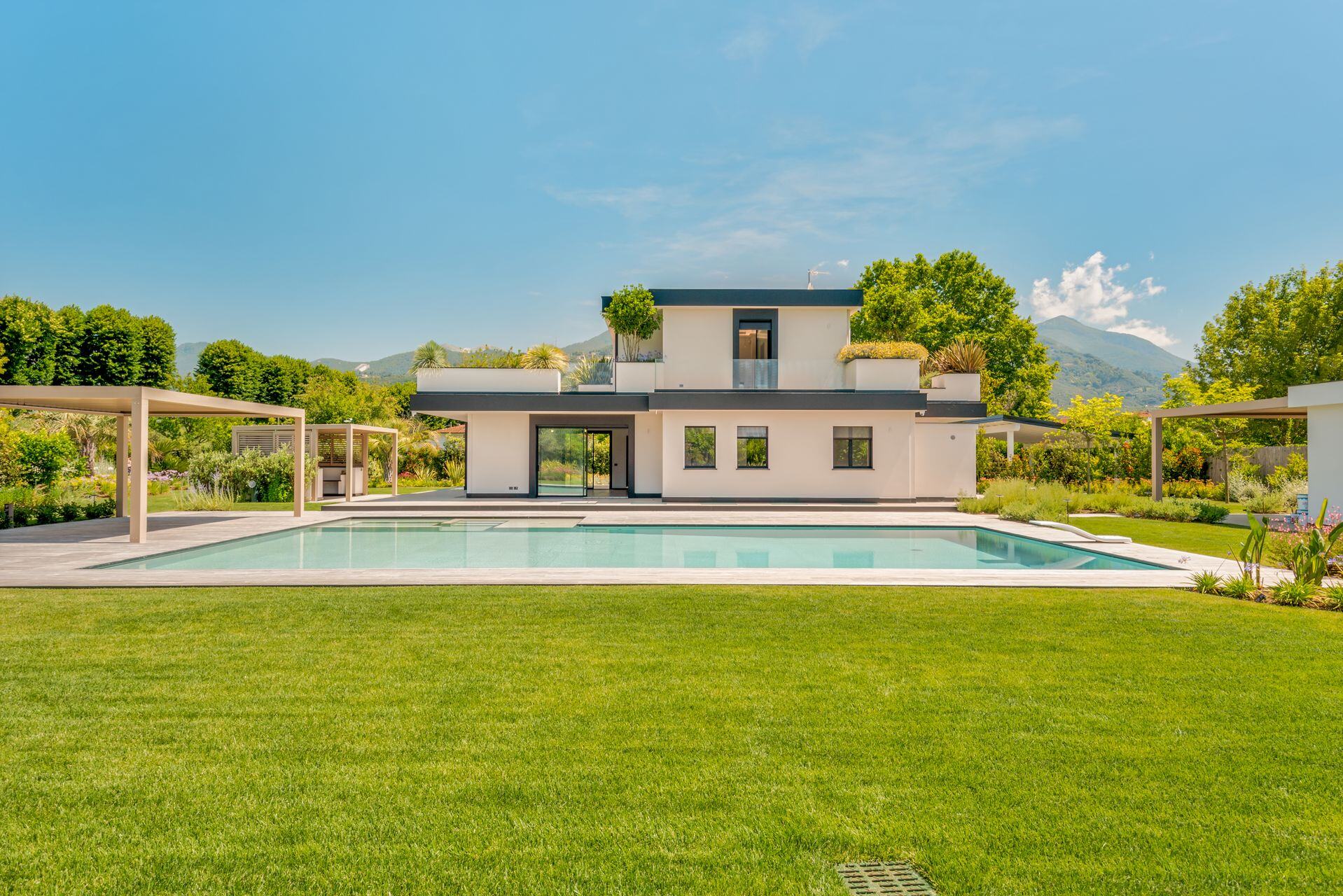 Villa di lusso con piscina a Pietrasanta e Alpi Apuane sullo sfondo